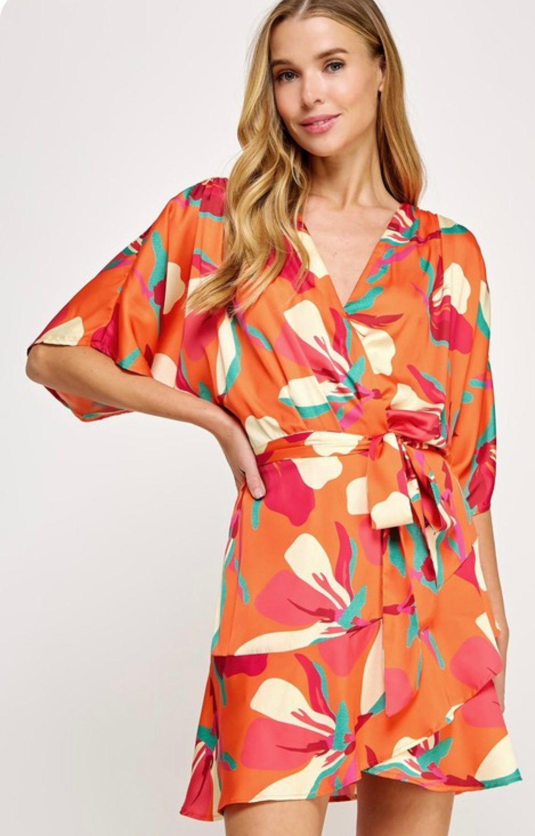 **🧡🩷 NEW & in stock & ready to ship! 🩷🧡** Floral pattern wrap dress
